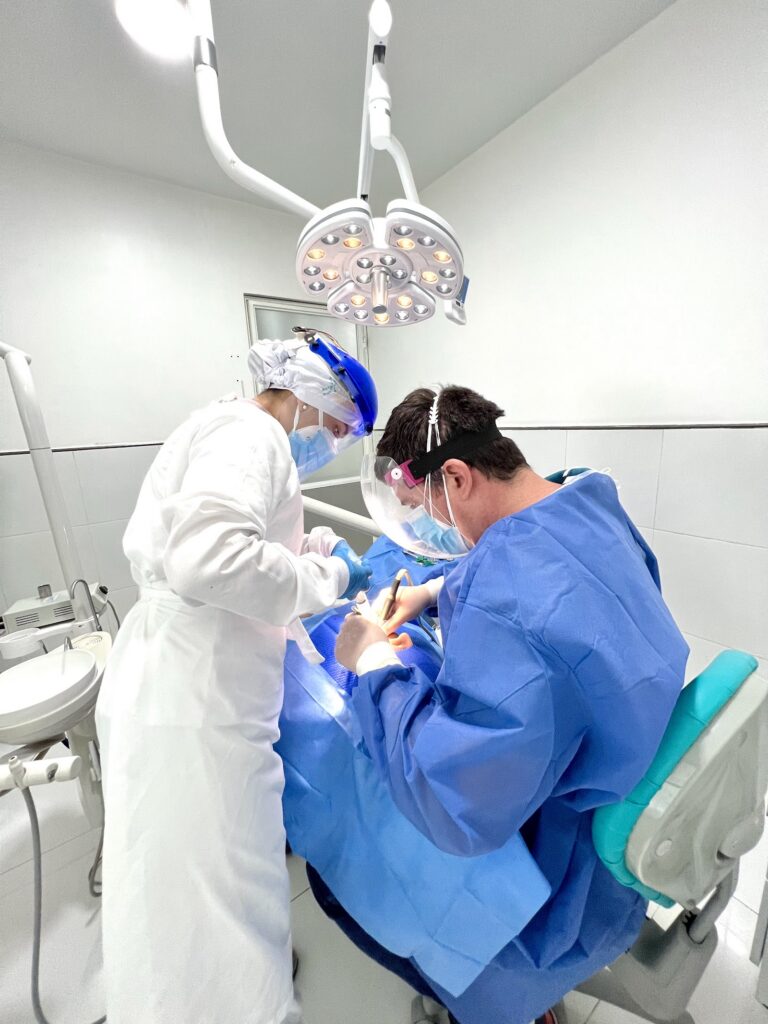 Especialistas realizando una cirugía en OM Dental