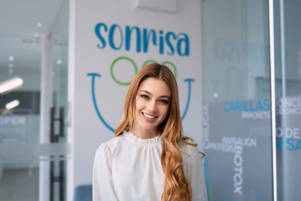 Paciente sonriendo en la clínica OM Dental