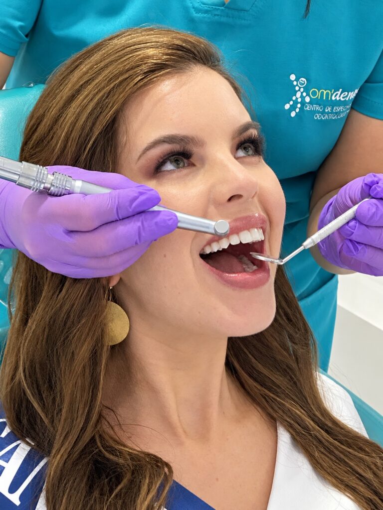 Paciente en una revisión dental en OM Dental