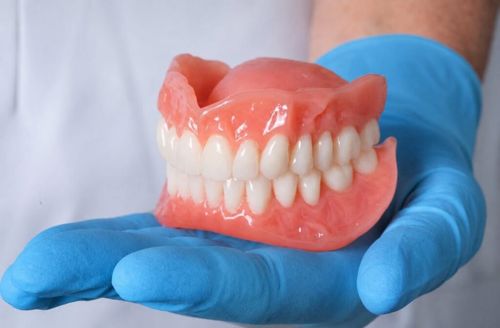 Prótesis dental completa sostenida por un especialista