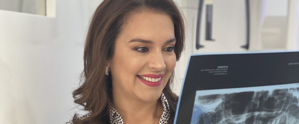 Especialista de OM Dental revisando una radiografía panorámica